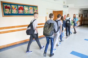 uczniowie na korytarzu szkolnym
