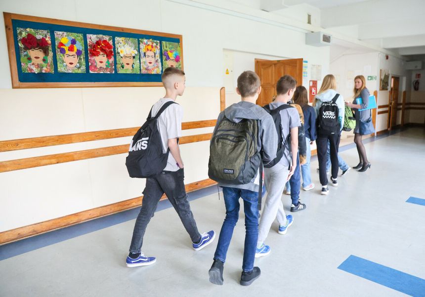 uczniowie na korytarzu szkolnym