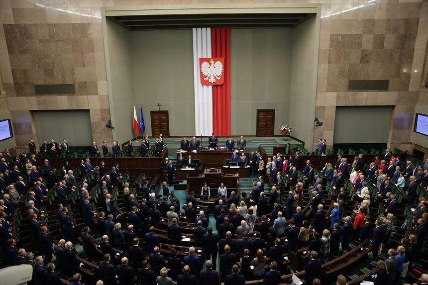 posłowie na sali plenarnej Sejmu