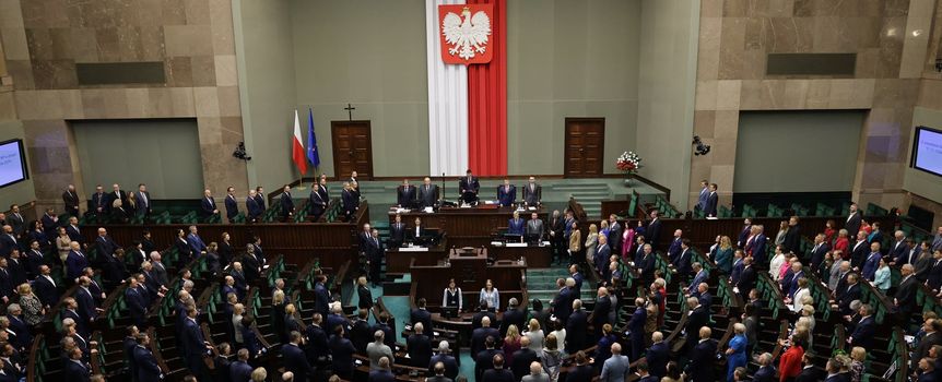 posłowie na sali plenarnej Sejmu
