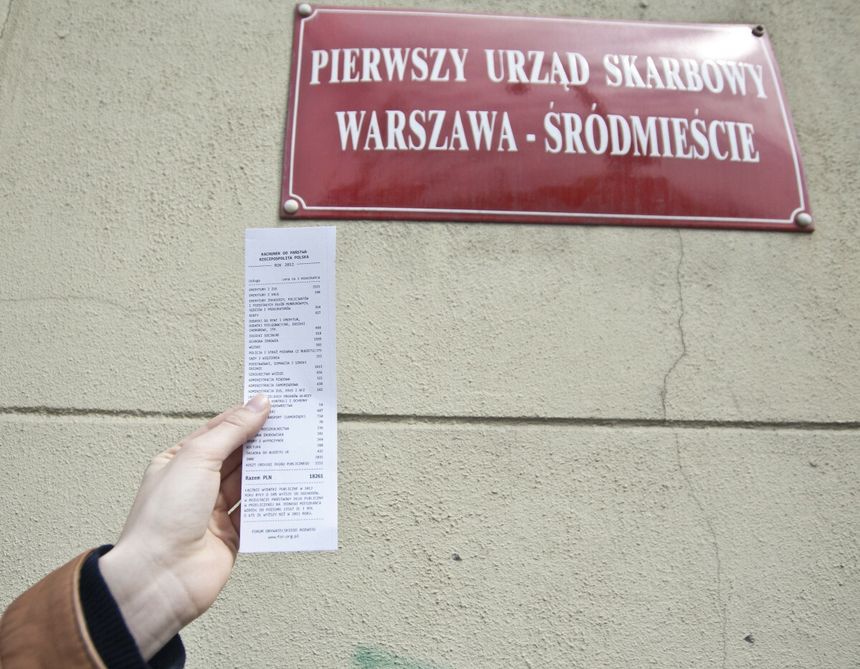 tablica Urzędu Skarbowego i paragon
