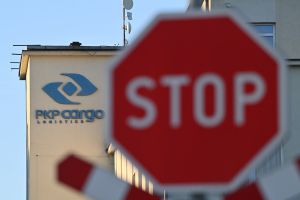 znak stop i logo PKP Cargo na budynku