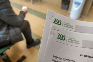 dokumenty do ZUS w poczekalni w Zakłądzie