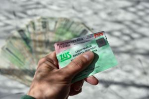 dowód, legitymacja emeryta i pieniądze