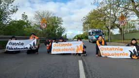 aktywiści z Ostatniego Pokolenia blokują mosty