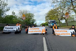 aktywiści z Ostatniego Pokolenia blokują mosty