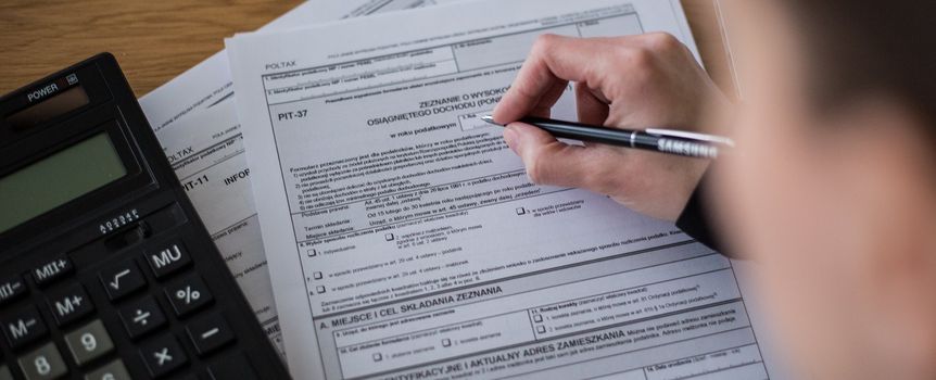 kobieta wypełniająca deklarację podatkową