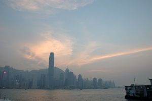 Hongkong. Woda leje się ze ścian, w mieście panuje mgła