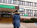 seniorka wchodząca do ZUS-u