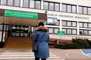 seniorka wchodząca do ZUS-u