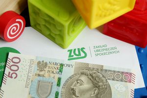 500 zł i koperta z logo ZUS