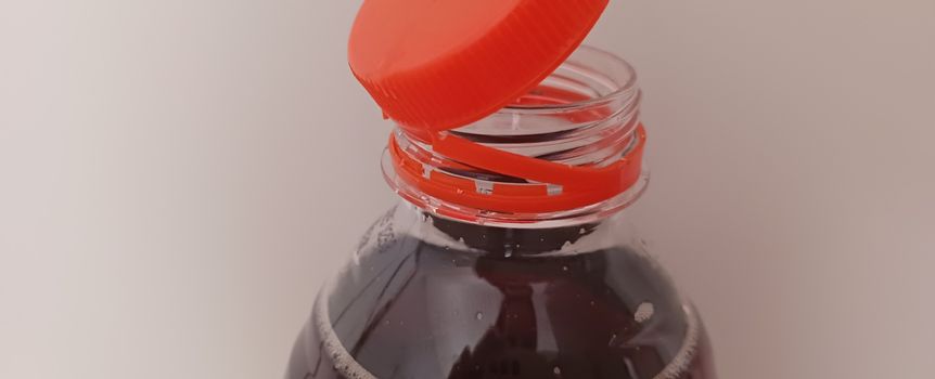 Przymocowana nakrętka