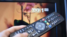 pilot i telewizor w tle 