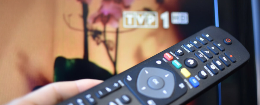 pilot i telewizor w tle 