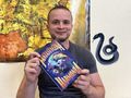 Marcin Kończewski z książką "Fantastyczna Harmonia"
