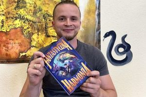 Marcin Kończewski z książką "Fantastyczna Harmonia"