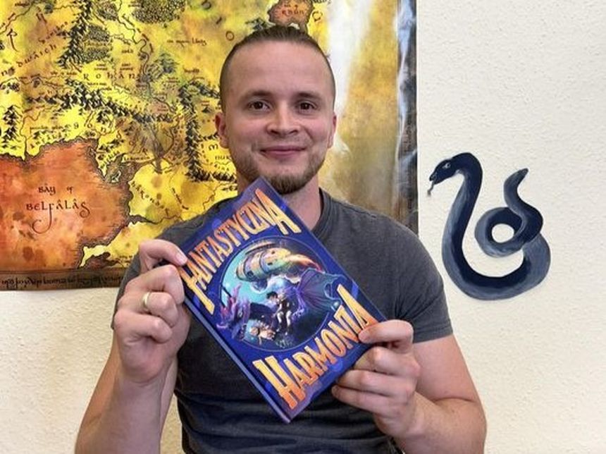 Marcin Kończewski z książką "Fantastyczna Harmonia"