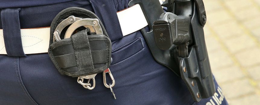 Policjant i broń