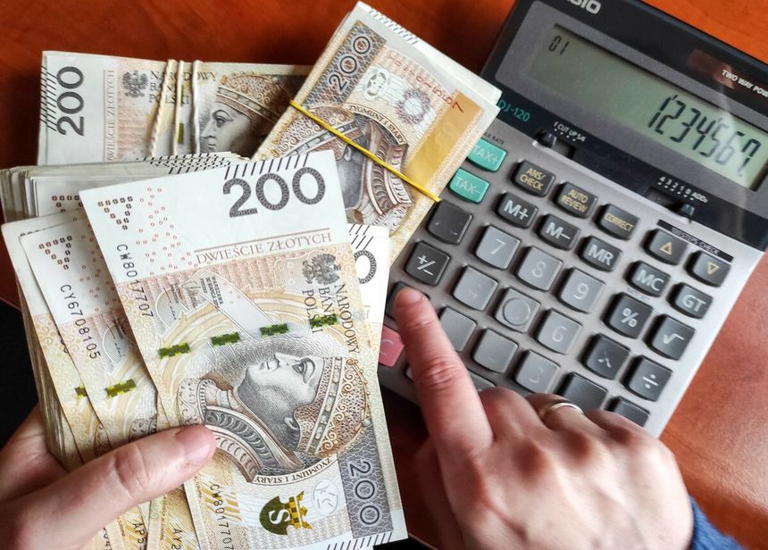 pieniądze w ręku i kalkukator