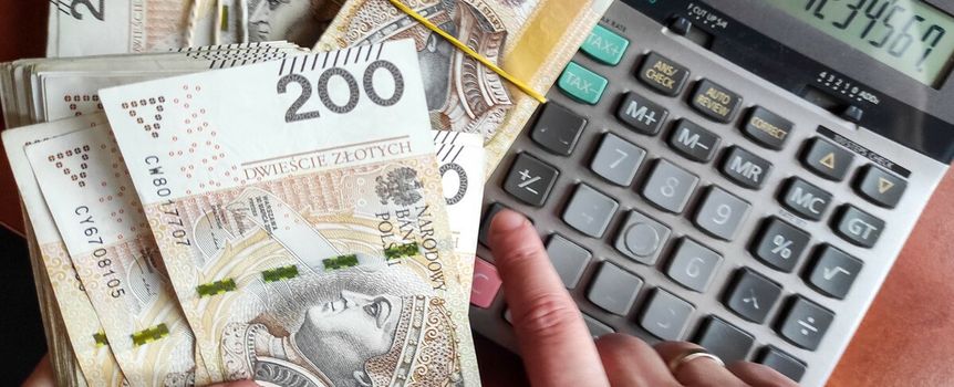 pieniądze w ręku i kalkukator