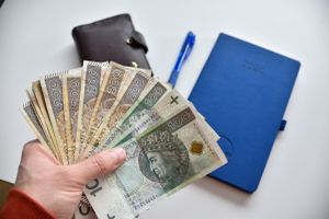 pieniądze w ręku i kalendarz na 2024 rok