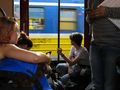 Pasażerowie w pociągu 