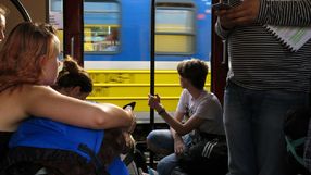 Pasażerowie w pociągu 