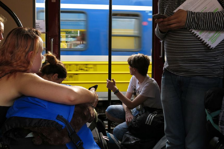 Pasażerowie w pociągu 