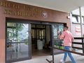 mężczyzna wchodzący do urzędu skarbowego
