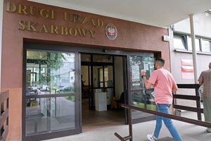 mężczyzna wchodzący do urzędu skarbowego