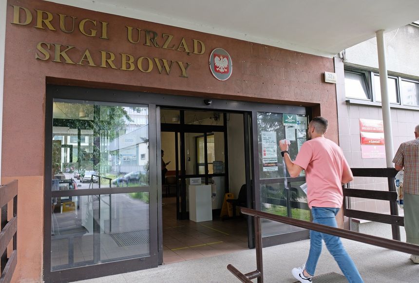 mężczyzna wchodzący do urzędu skarbowego