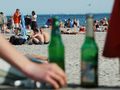 Picie alkoholu na plaży jest zakazane. Uważaj na mandat