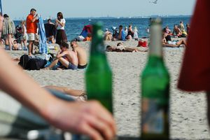 Picie alkoholu na plaży jest zakazane. Uważaj na mandat