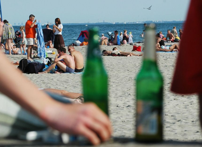 Picie alkoholu na plaży jest zakazane. Uważaj na mandat