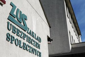 Szyld ZUS na ścianie budynku