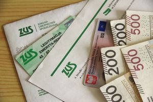pieniądze, dowód i legitymacja emeryta