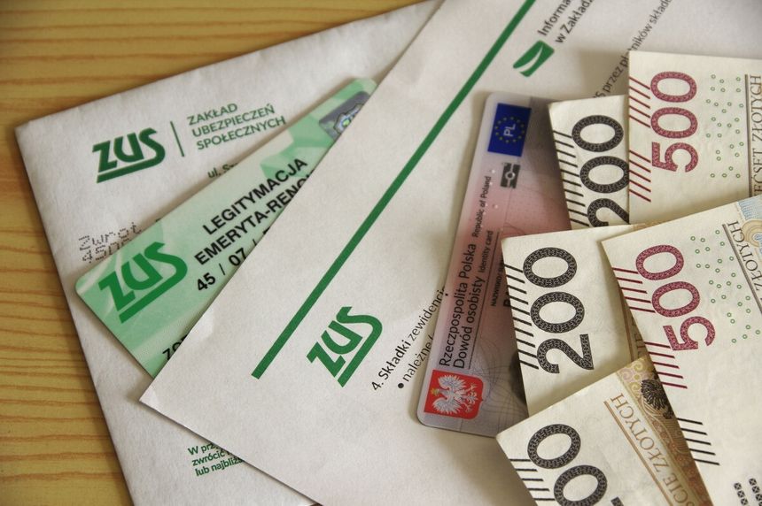 pieniądze, dowód i legitymacja emeryta