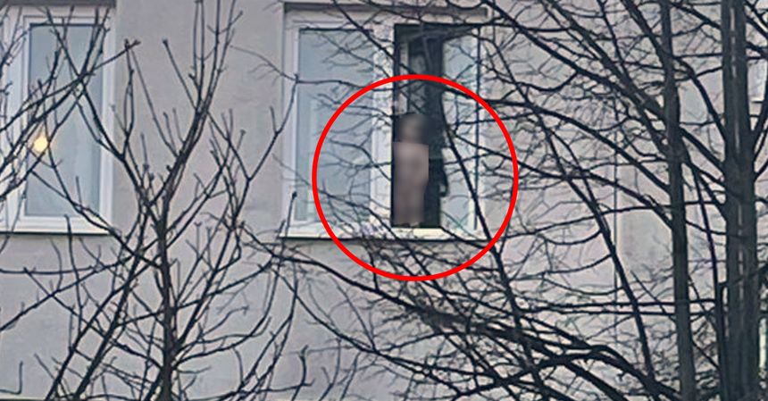 Kraśnik. Dziecko na parapecie