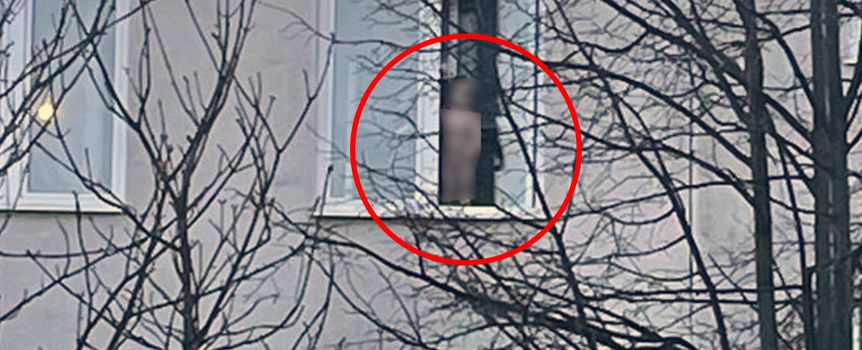 Kraśnik. Dziecko na parapecie
