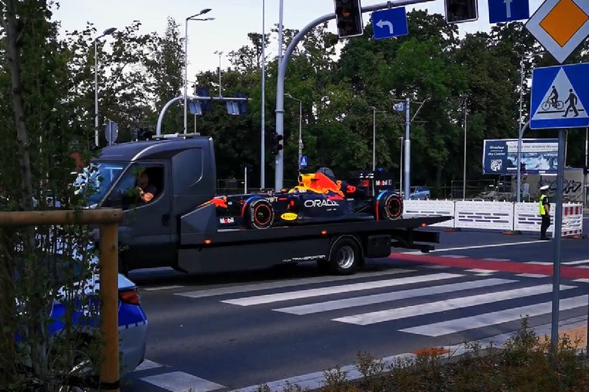 Bolid F1 na drodze we Wrocławiu