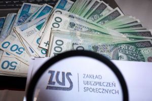 pieniądze i logo ZUS pod lupą