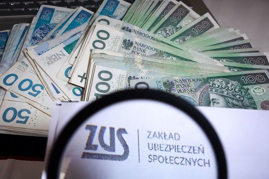 pieniądze i logo ZUS pod lupą