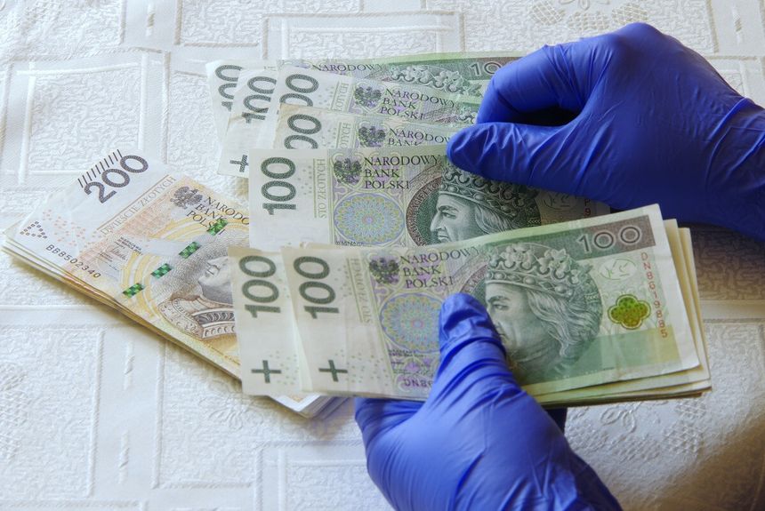 liczenie pieniędzy w niebieskich rękawiczkach