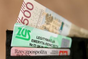 portfel z dowodem, legitymacją emeryta i banknotem 500 zł