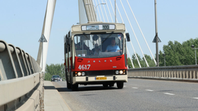 Autobus linii 100 w Warszawie