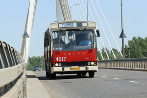 Autobus linii 100 w Warszawie