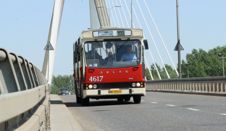 Autobus linii 100 w Warszawie
