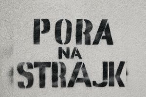 napis "pora na strajk" na murze