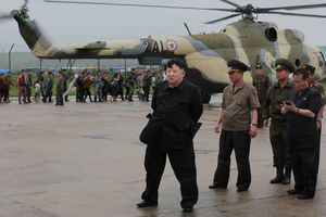 Kim Dzong Un ocenia szkody powodziowe
