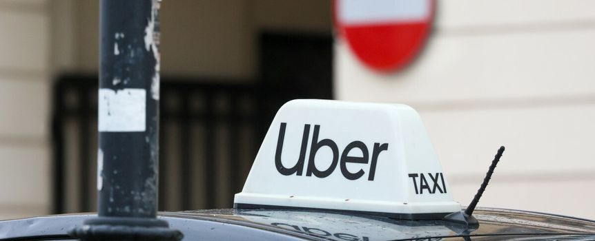logo Ubera na samochodzie